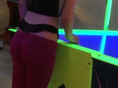 wstydliwa nastolatka na fotelu