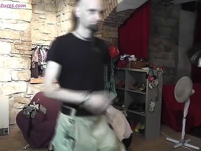 dzika amatorka daje się wydymać na klatce schodowej