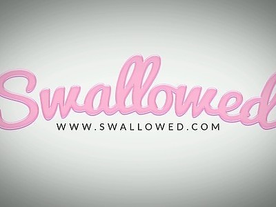 słodka nastolatka z tatuażem na cycku