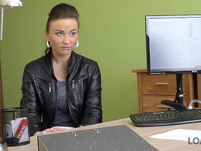 młoda chinka w swojej garderobie