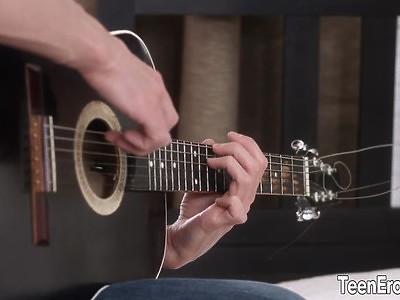 ruda uczennica z pałką w buzi