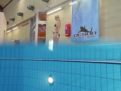 nastolatka dobrze liże jego kutasa