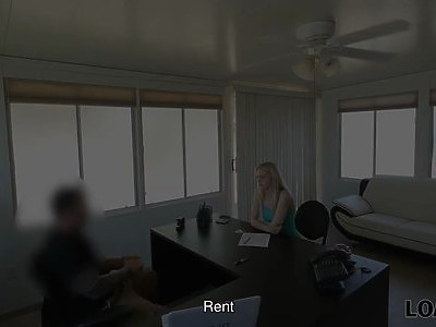 nastolatka z luźnym biustem wskakuje na penisa