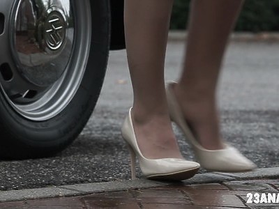 nastolatka na publicznej plaży