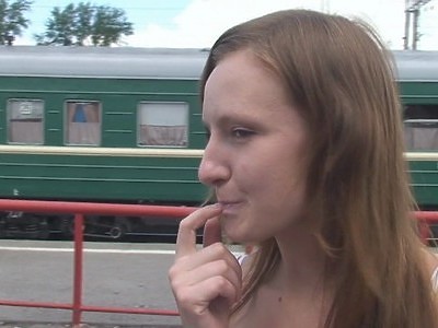 nastolatka ma różową szparkę i słodko się masturbuje