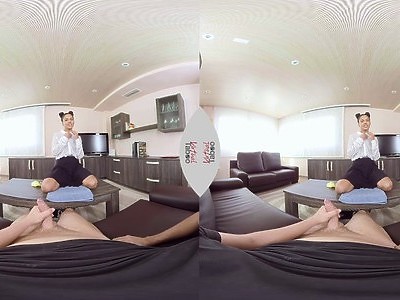 nastolatka w samych skarpetkach