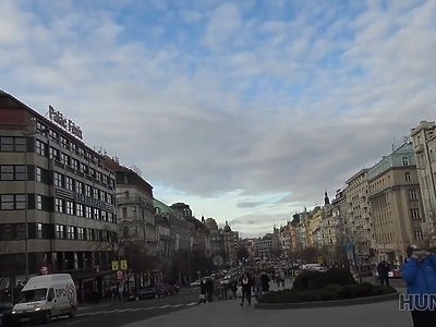 młoda ma różowiutką analną dziurkę