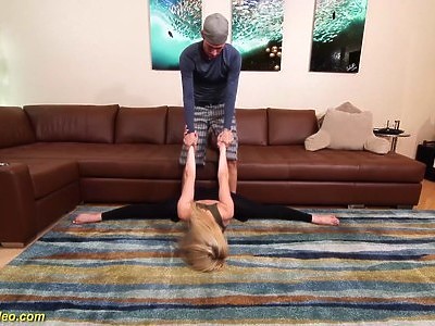 młoda lesba delektuje się smakiem dojrzałej cipy