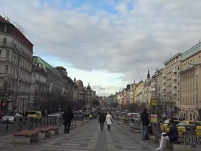 młoda dosiada swoje dildo