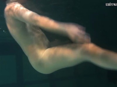 amatorka schładza swe gorące ciało w wannie