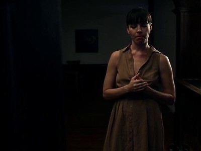 trójka nastolatków bawi się w doktora