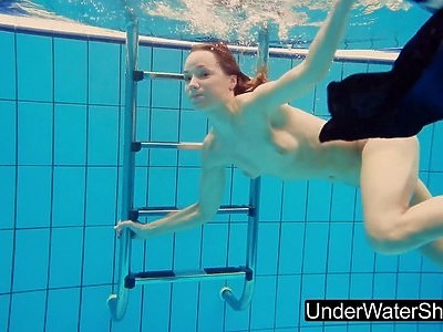 super nastolatka ociera się buzią o jego penisa