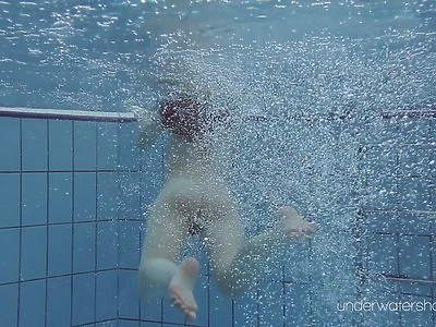 włożył rękę w dziewiczą cipkę