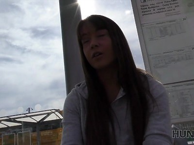 młoda tristan zajmuje się sporą pałką