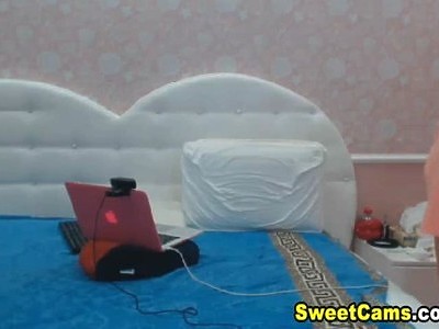 młoda w kitkach jest posuwana w kuchni