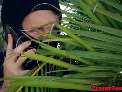 młoda nieźle delektuje się kutasem