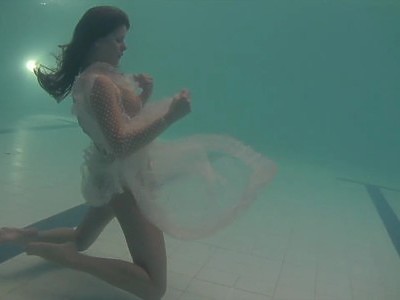 nastolatka z naoliwionym biustem wspaniale go ujeżdża