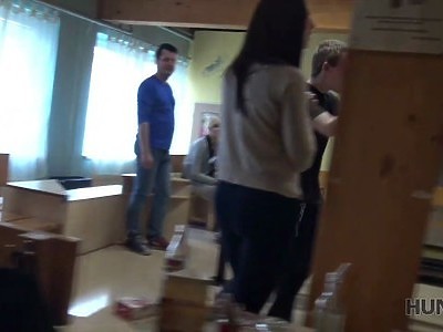 biała nastolatka zabłąkana w dżungli