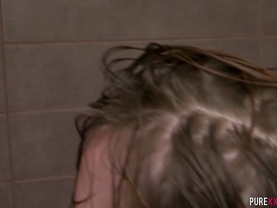 owłosiona nastolatka z dużymi cyckami