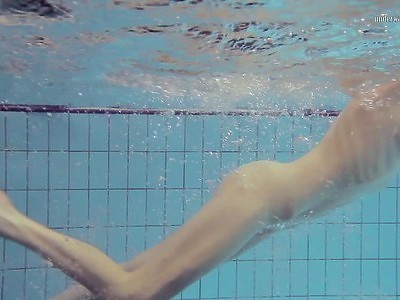 młoda brunetka ujeżdża swojego chłopaka