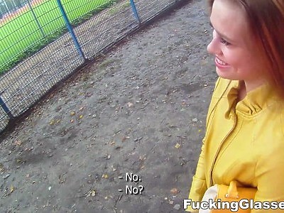 nastolatka masturbuje się bananem