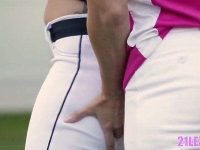 lekarz bawi się jej młodą cipką