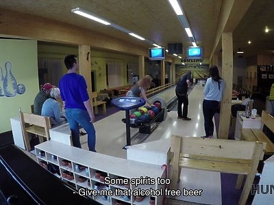 blada nastolatka w skromnym ciuszku