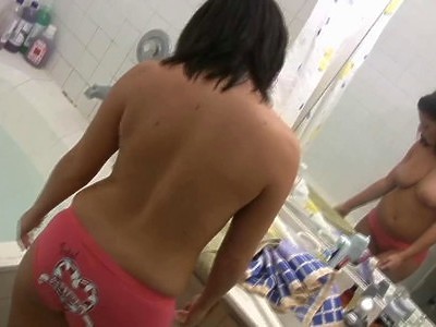 uczennica oddaje zwieracze koledze