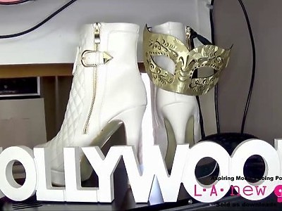 zgrabna nastolatka wycałowała pałę przed analnym seksem