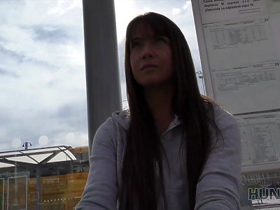 ruda nastolatka pobudza anusa wibratorem