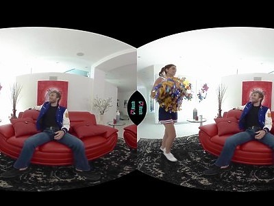 wciska kutaska między pośladki amatorki