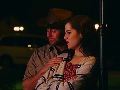 trener zadowala dwie nastolatki na siłowni