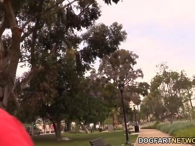 młoda nastolatka rypie się ze starym dziadem