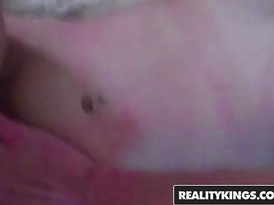 bzyka starą laską na kanapie