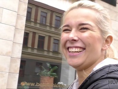 kolo wącha swojej nastolatki cipę