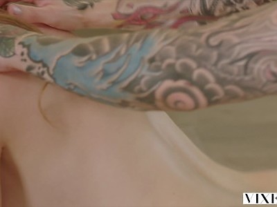 nastolatka masuje swoje wielkie cycuchy i pokazuje swoją cipkę