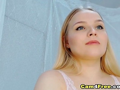 nastolatka w białych pończochach jest lizana po pipie