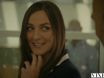 młoda w białych pończochach pukana w trójkącie