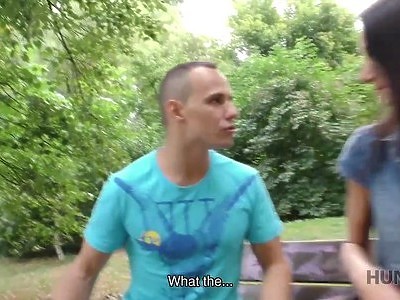 nastolatka wieszała sobie spokojnie pranie