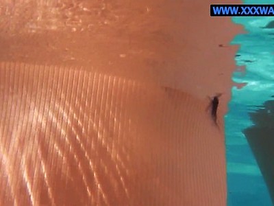 gorąca nastolatka pokazuje swe wielkie cyce w sklepie