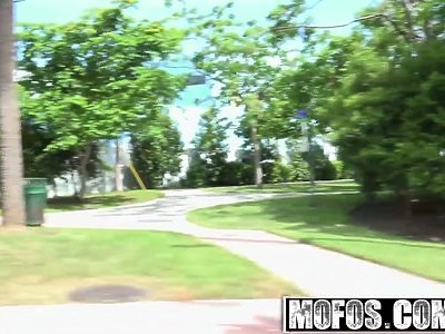 porno nastolatka z facetem na czerwonej kanapie