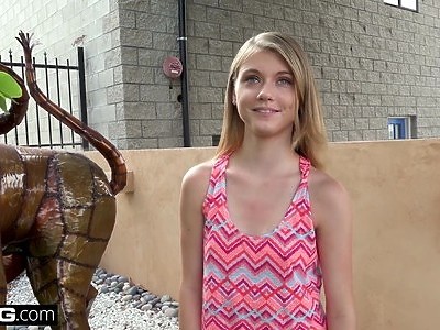 nastolatka obciąga jego fiuta pod natryskiem