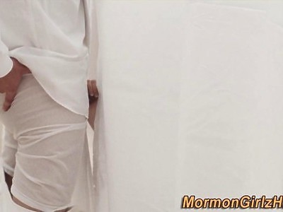 wesoła nastolatka bawi się swoją cipką