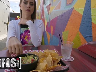 porno tatuś posuwa dwie boskie niunie na łóżeczku