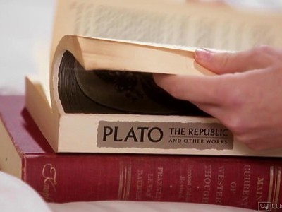 dziewica goli cipkę i bawi się wodą