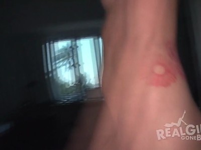 bardzo owłosiona nastolatka na kanapie