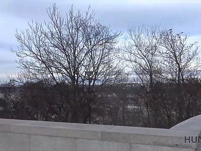 nastolatka tańczy na jego pałce