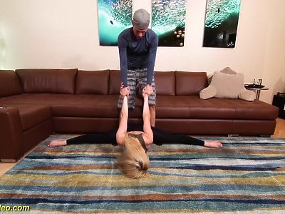 nastolatka się wypina a on ją analnie puka