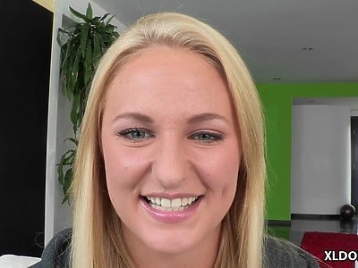 młoda bruneta siada na dildo przed kamerką