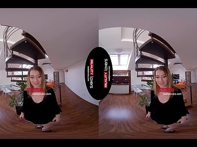 czarny podrywacz pod prysznicem z młodą blondyną